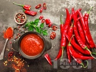 Рецепта Чили сос с домати, люти чушки и чесън в буркани (зимнина)
